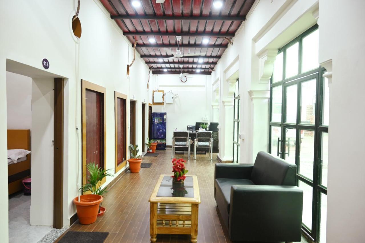 The Hotel Ambassador Inn Варанаси Екстериор снимка