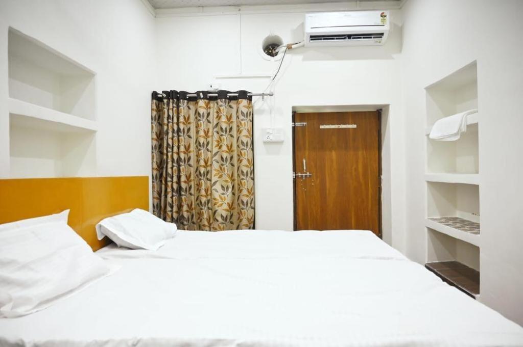 The Hotel Ambassador Inn Варанаси Екстериор снимка