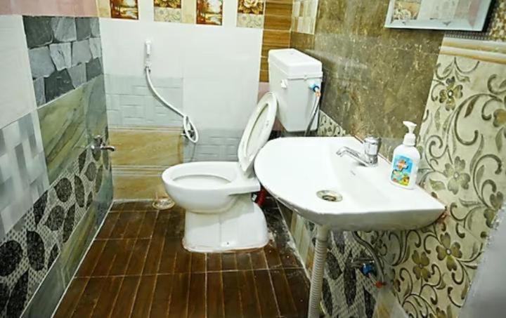 The Hotel Ambassador Inn Варанаси Екстериор снимка